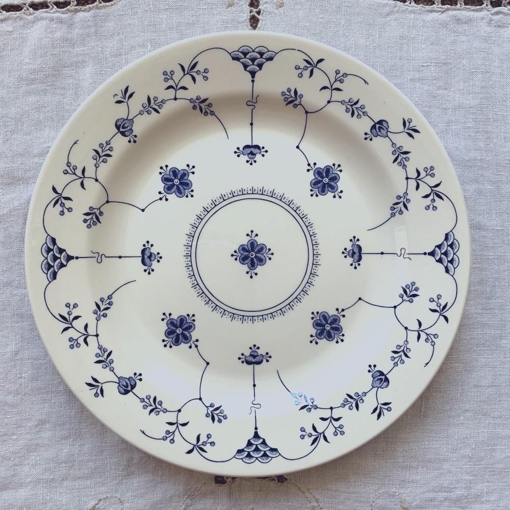 Churchill England Finlandia White & Blue Smooth Edge 10" Circle Plate